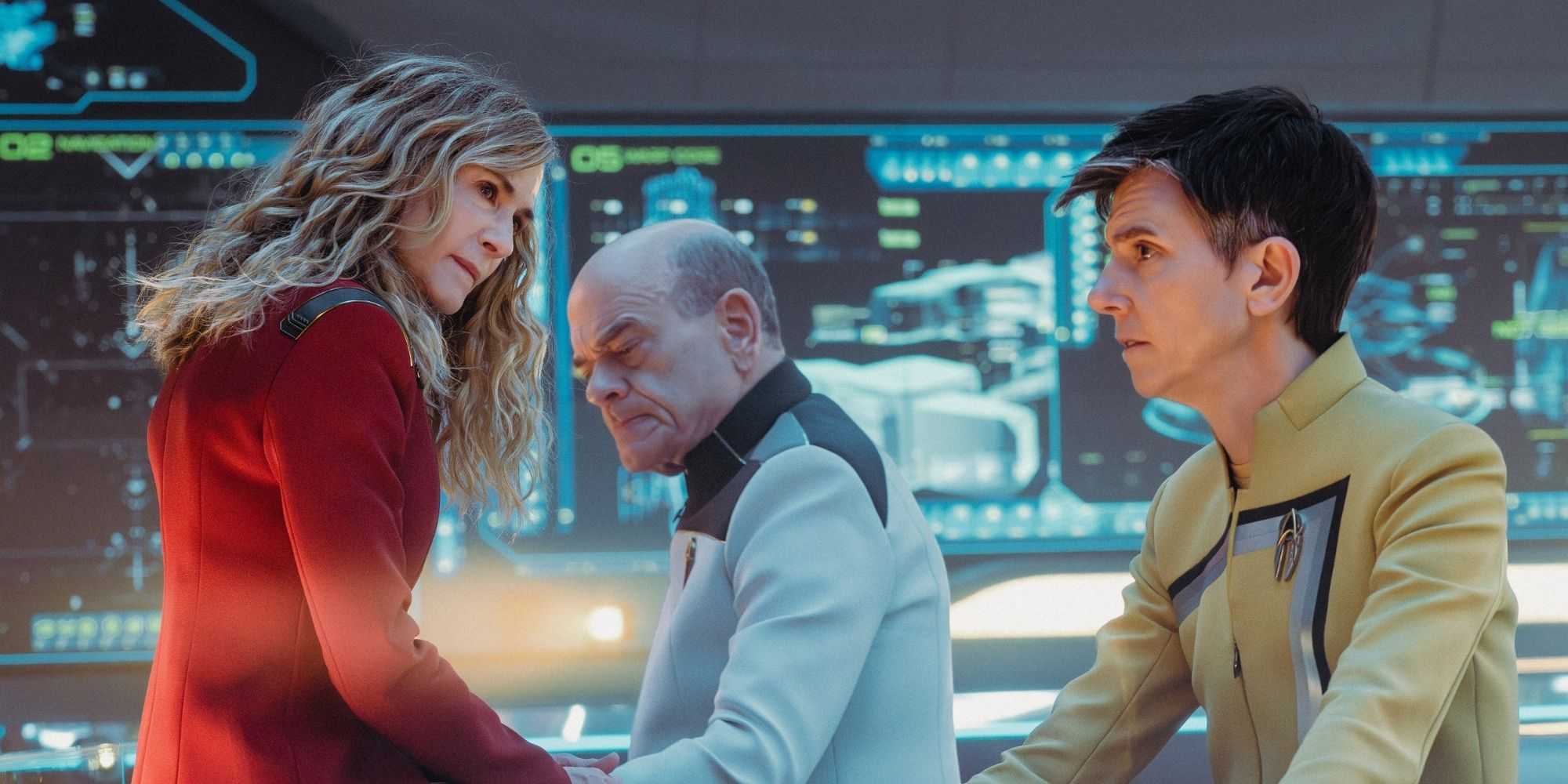 Da esquerda para a direita: Holly Hunter como Capitã Nahla Ake, Robert Picardo como The Doctor, e Tig Notaro como Reno na temporada 1, episódio 9, de Star Trek: Starfleet Academy disponível no streaming Paramount+. Crédito da foto: Michael Gibson/Paramount+