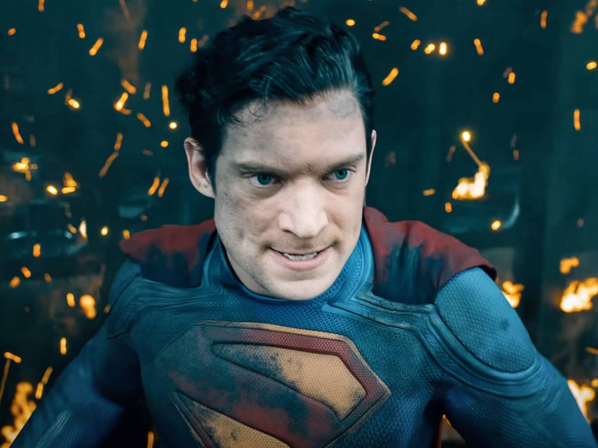 David Corenswet como Superman em imagem oficial do filme de James Gunn, uniforme azul e vermelho em destaque