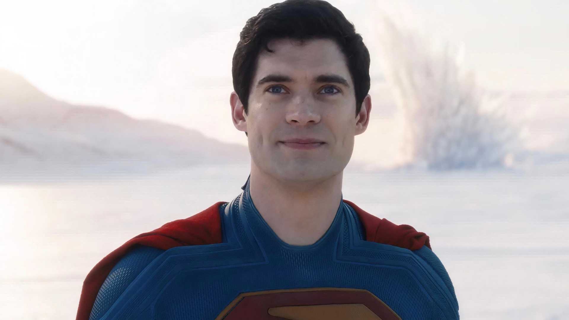 David Corenswet vestido como Superman no filme Supergirl