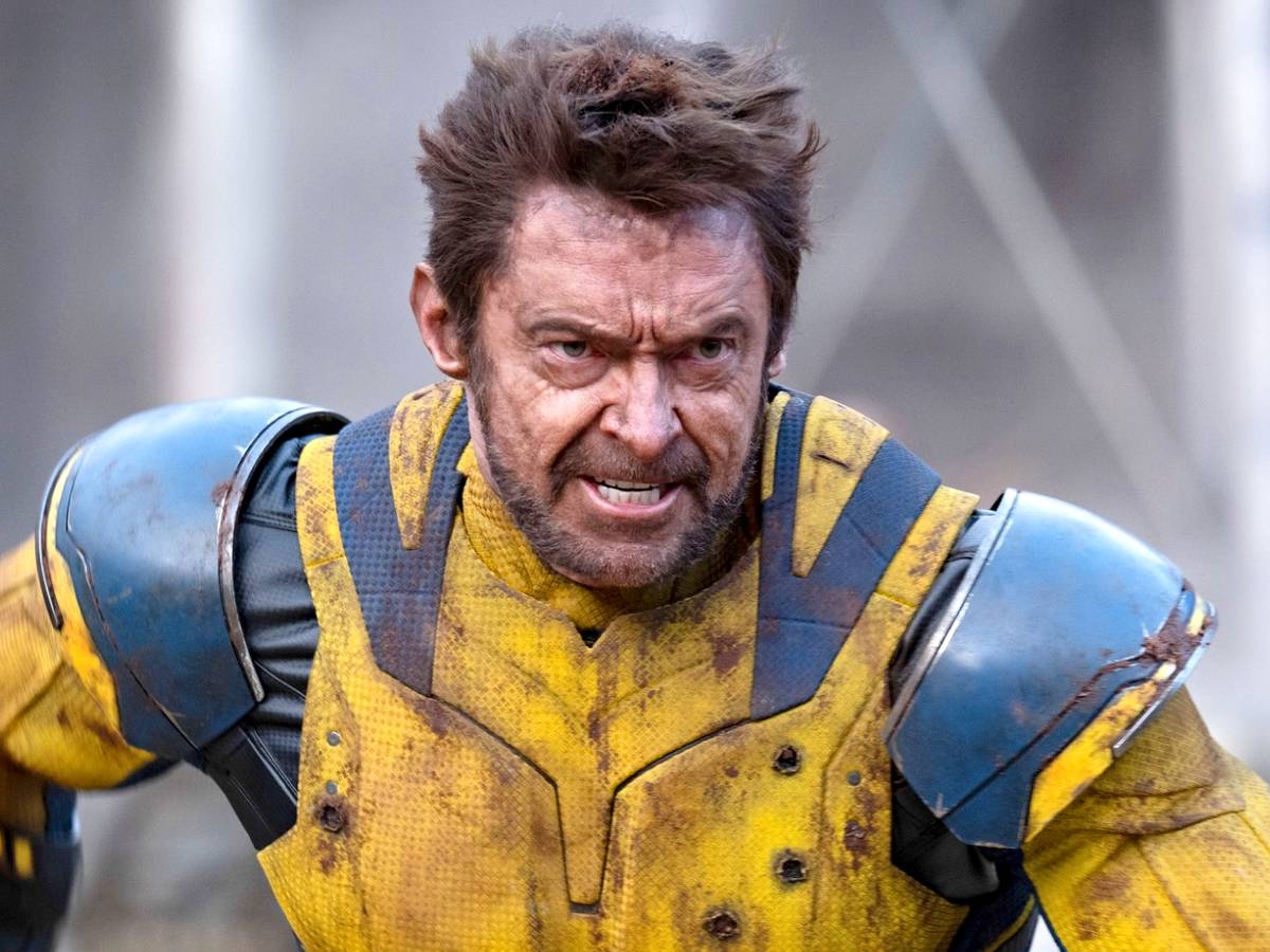 Wolverine em combate brutal contra os Reavers, com garras expostas e efeito visual monocromático da Fúria