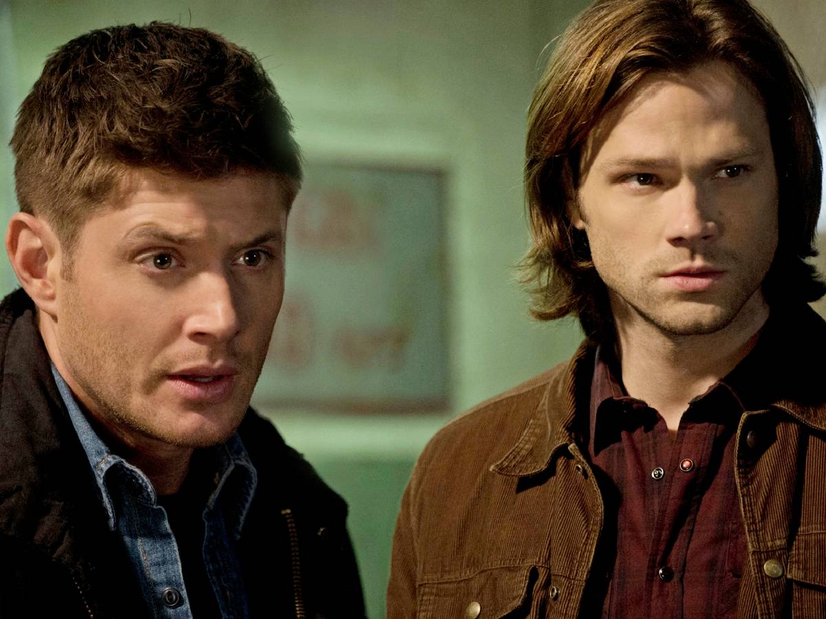 Sam e Dean Winchester ao lado do Impala em arte interna da HQ Supernatural, clima de estrada e caça sobrenatural