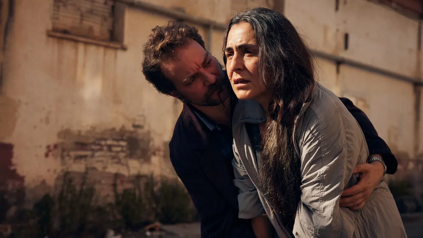 Ana Rujas em close com expressão confusa e machucados, cena de thriller psicológico de A Desconhecida