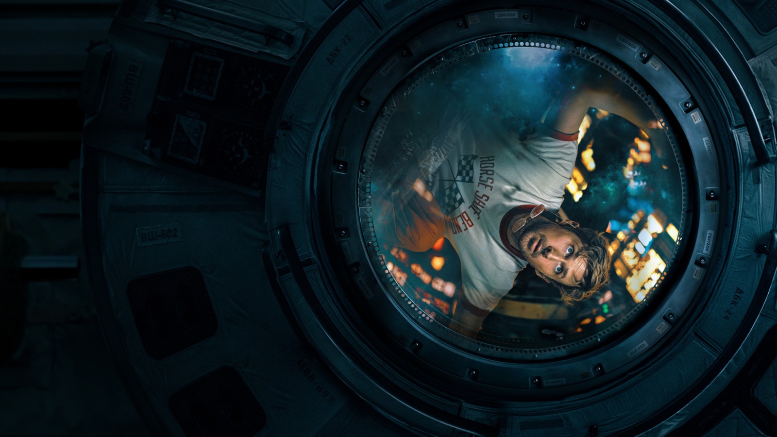 Phil Lord e Christopher Miller nos bastidores de Devoradores de Estrelas com monitor da nave ao fundo
