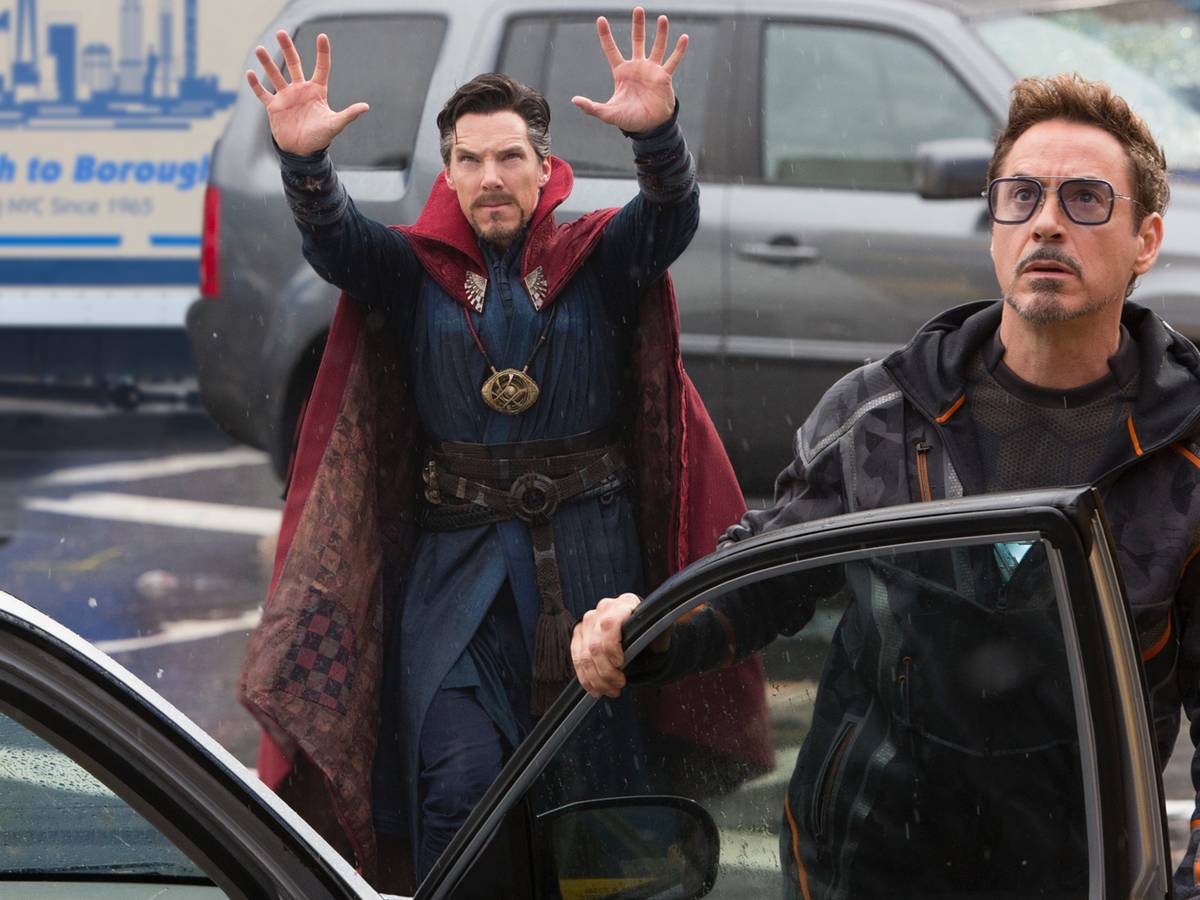 Arte conceitual de evento multiversal da Marvel com silhueta de Magneto e heróis dos Vingadores ao fundo