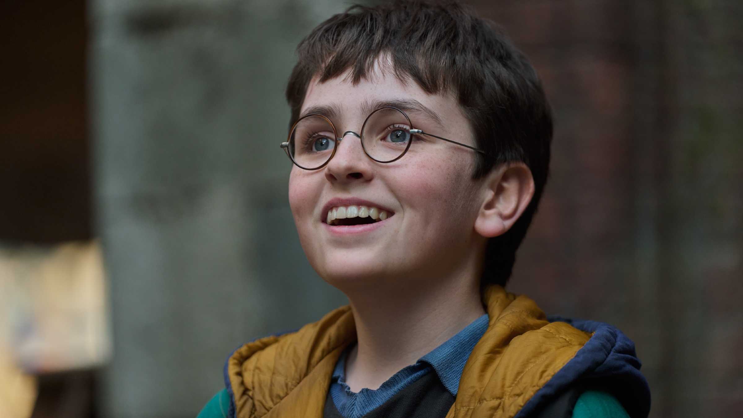 Dominic McLaughlin como Harry Potter na temporada 1 de Harry Potter