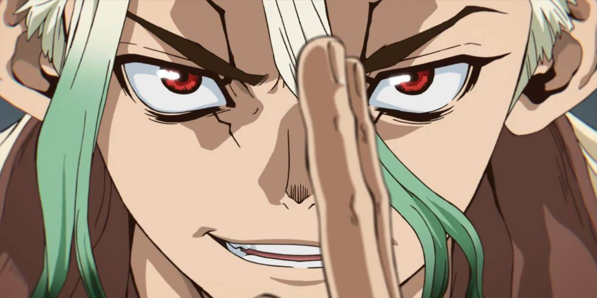 Senku com dois dedos levantados na frente do rosto.