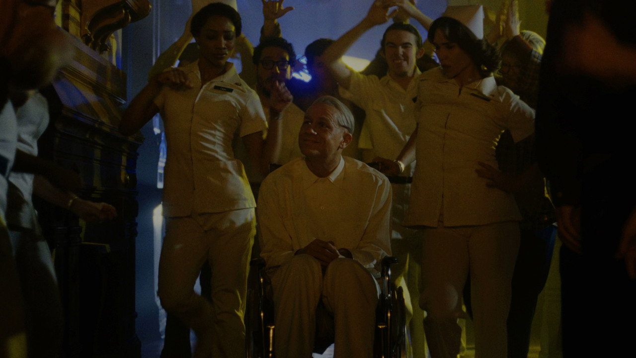 Bastidores de produção de minissérie da Netflix com cenário de época reconstruído