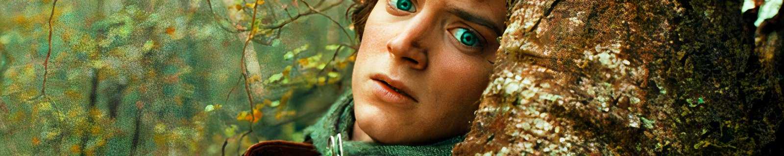 Elijah Wood se esconde atrás de uma árvore como Frodo em The Lord of the Rings The Fellowship of the Ring