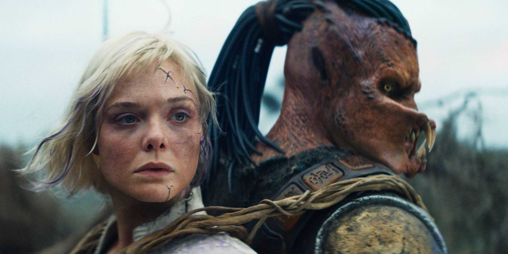 Elle Fanning como Thia e Dek em Predator Badlands