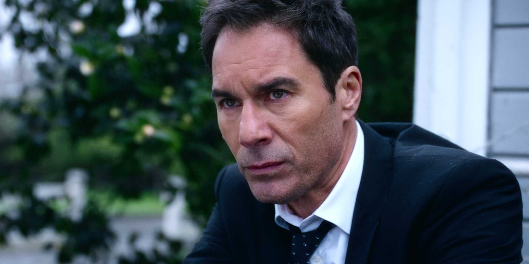 Eric McCormack como Grant em Travelers da Netflix