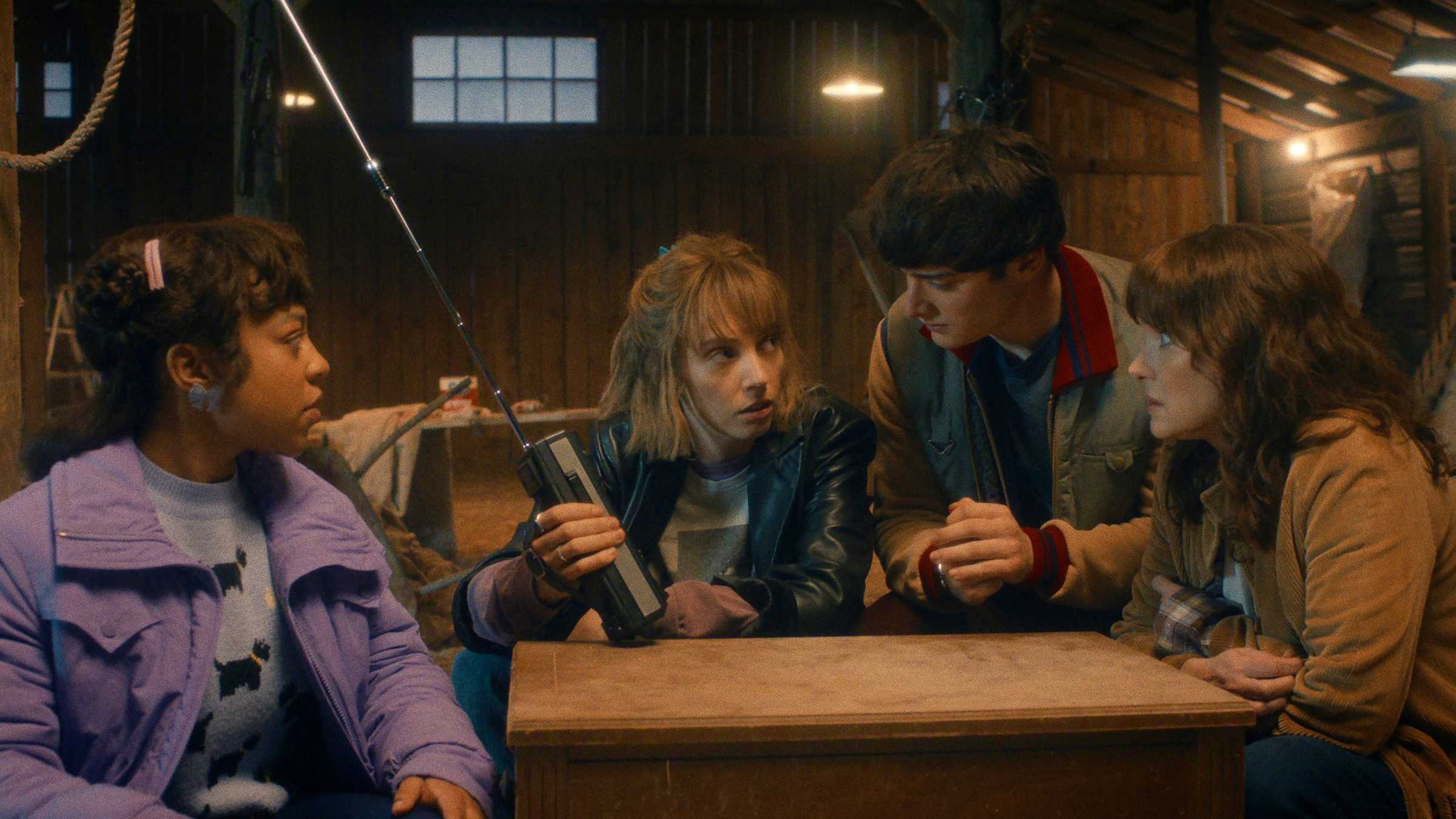Erica, Will e Joyce olhando para Robin segurando um rádio em Stranger Things temporada 5