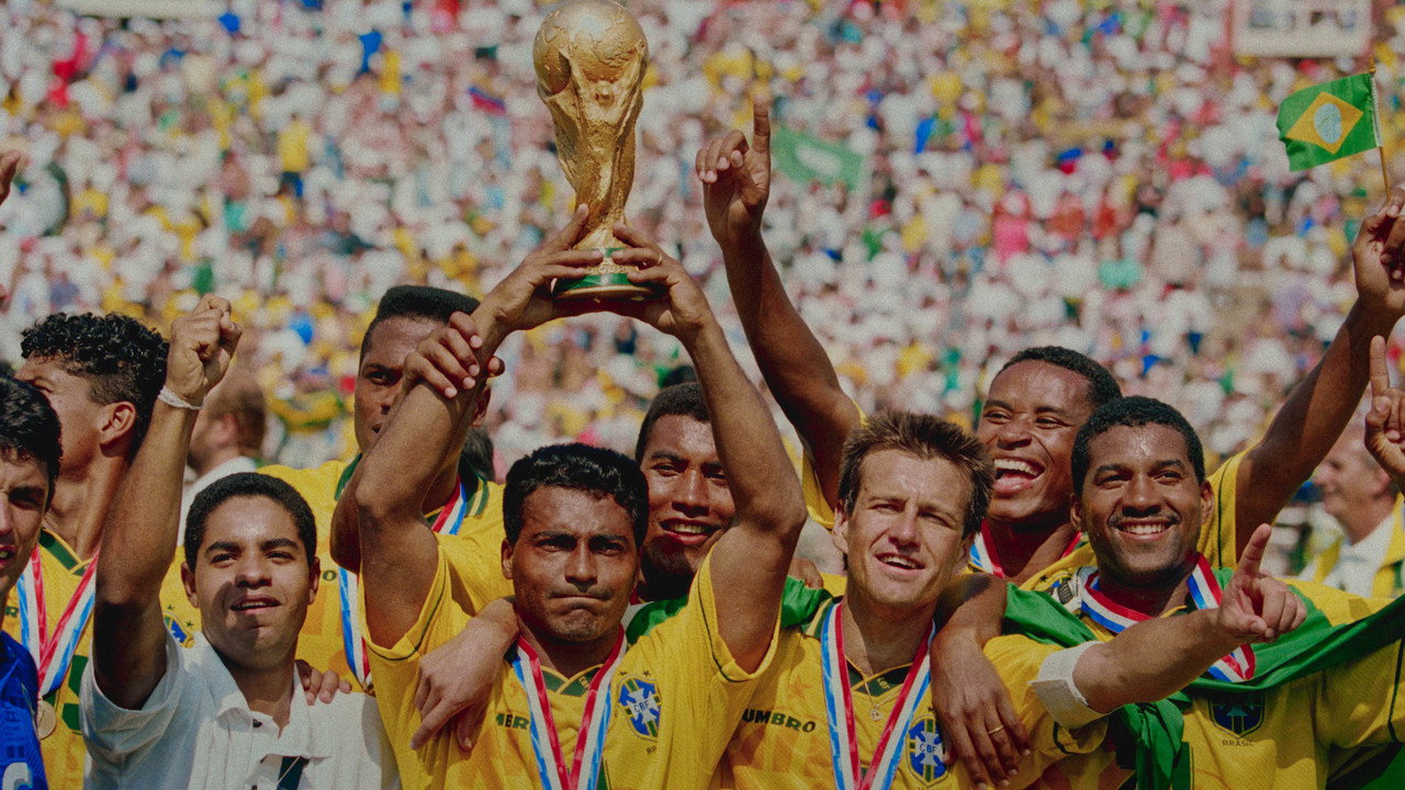Jogadores comemorando uma conquista histórica do futebol brasileiro em campo