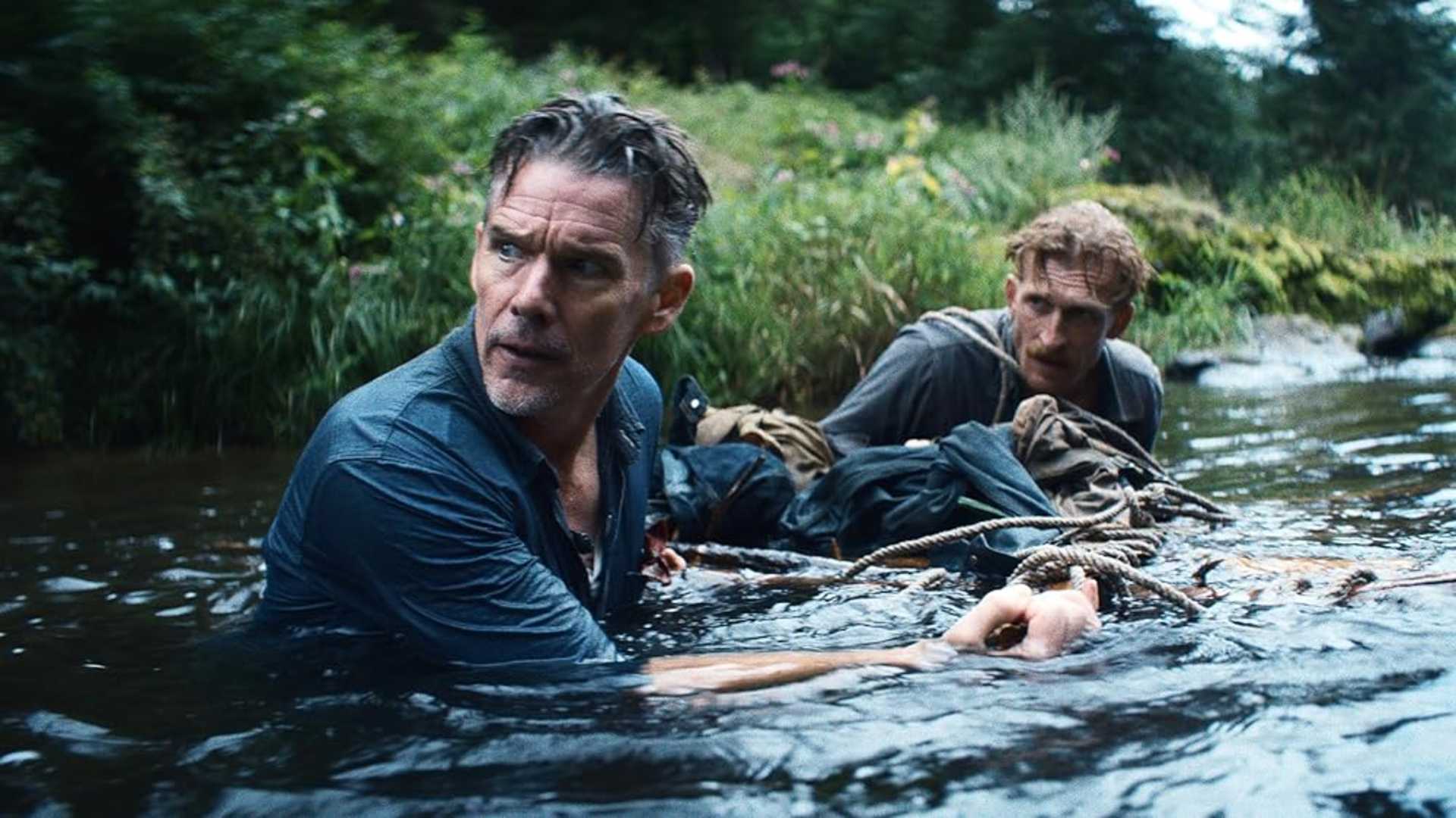 Ethan Hawke em um rio em The Weight 2026
