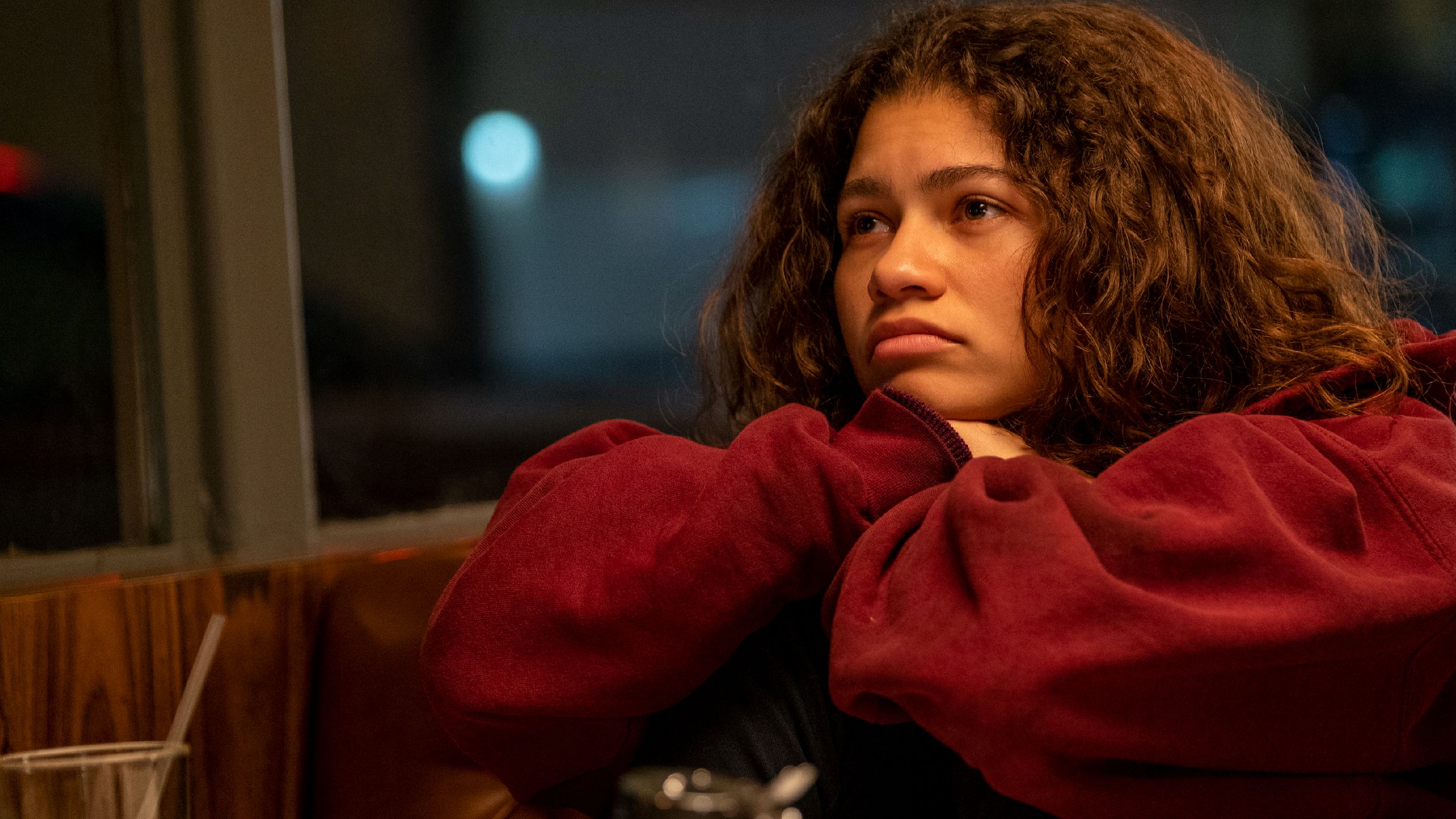 Personagem jovem em momento de reflexão em cena dramática