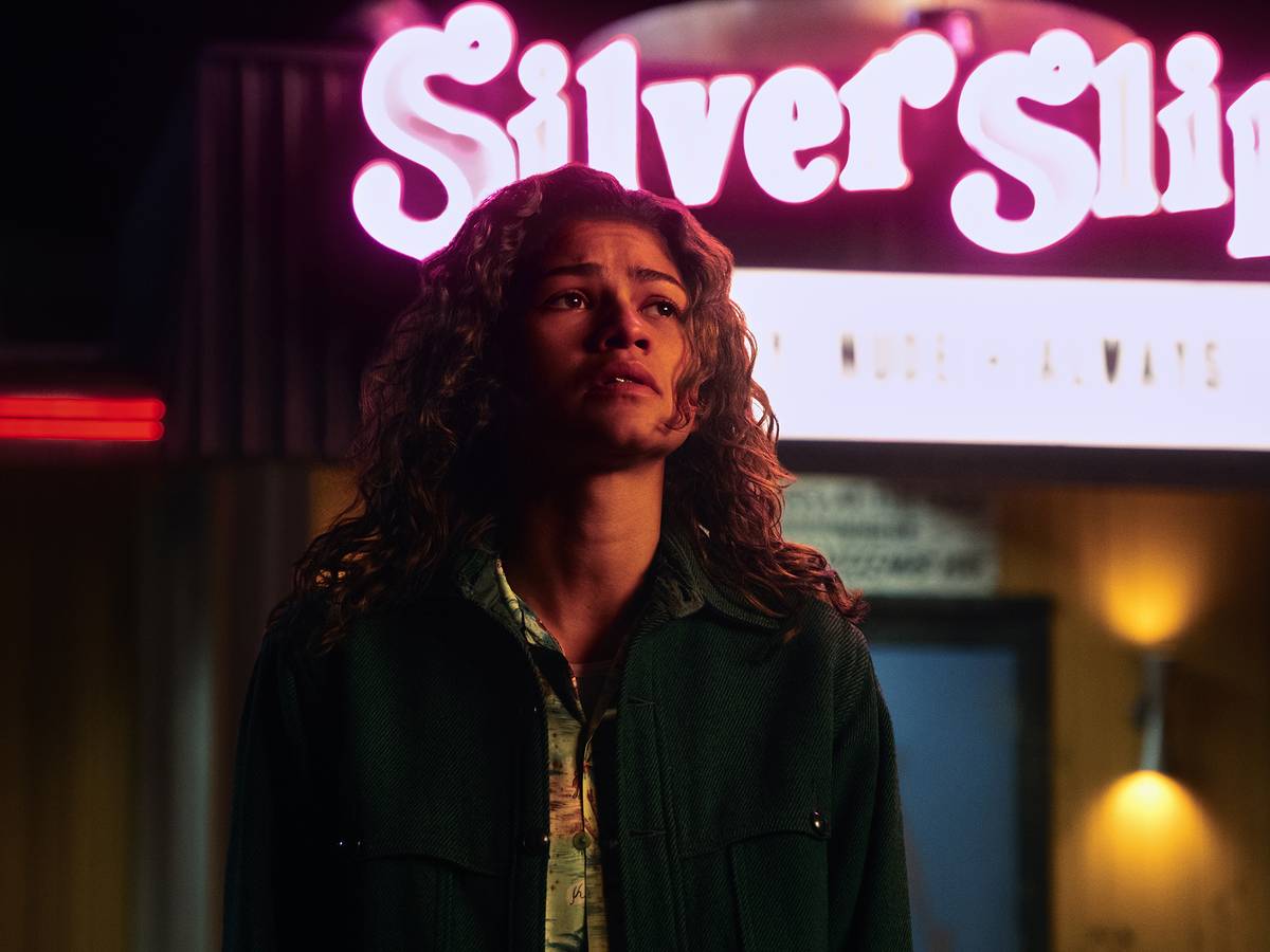 Elenco principal de Euphoria reunido em foto promocional da HBO, com visual neon e figurinos marcantes