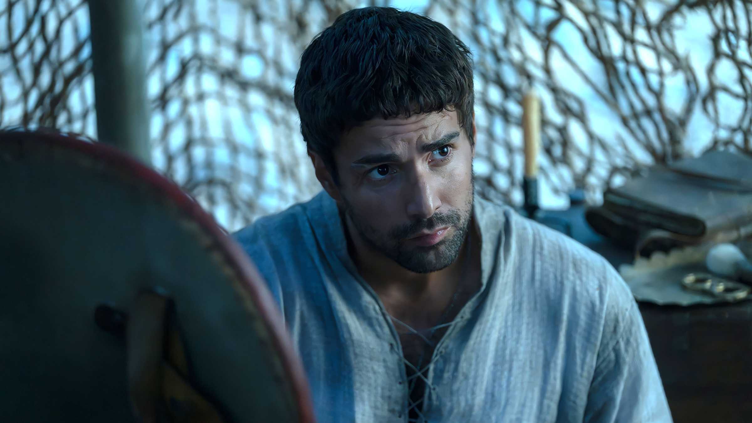 Criston de Fabien Frankel olhando pensativo enquanto está sentado em House of the Dragon temporada 3