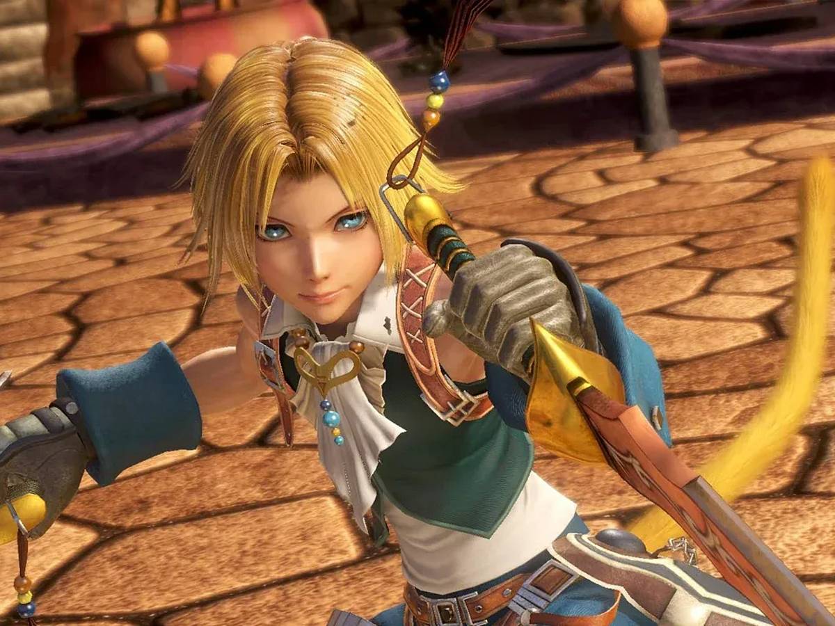 Cena de batalha de Dissidia Duellum Final Fantasy com equipe de três personagens enfrentando chefe em arena moderna de Tóquio