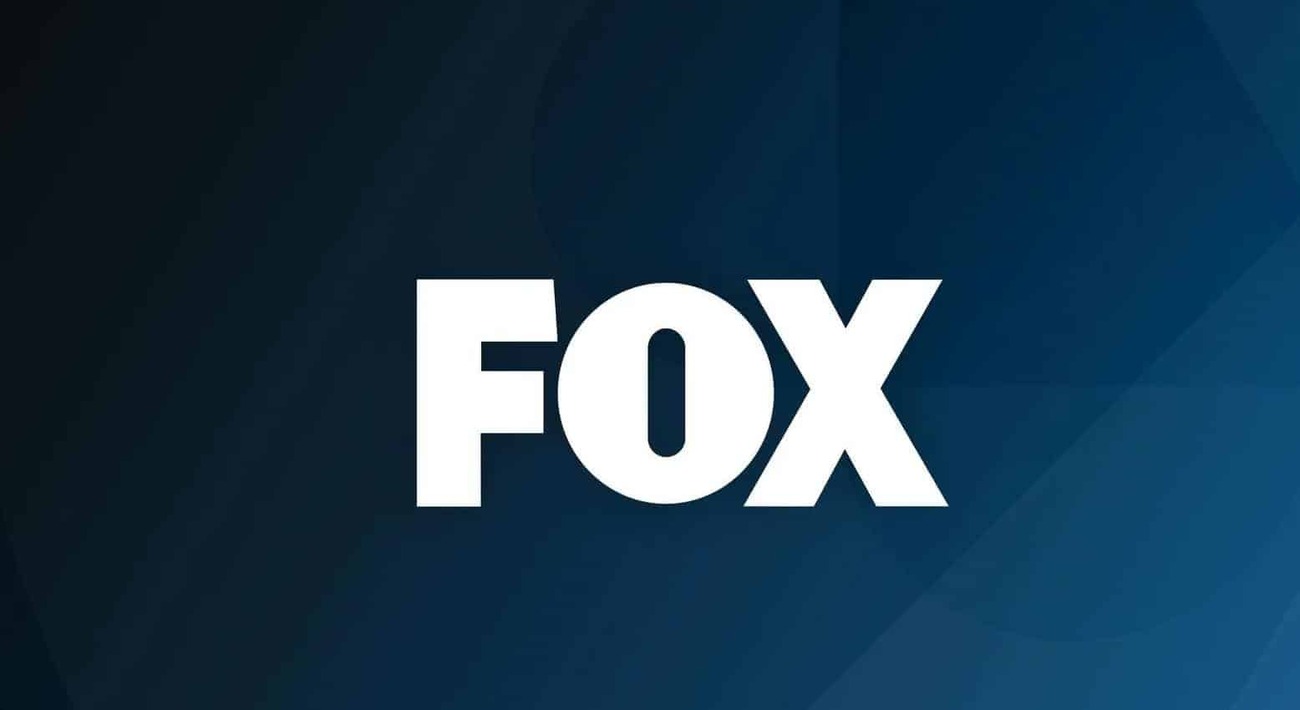 Tela inicial da Roku em uma smart TV com aplicativos de streaming e interface oficial da plataforma