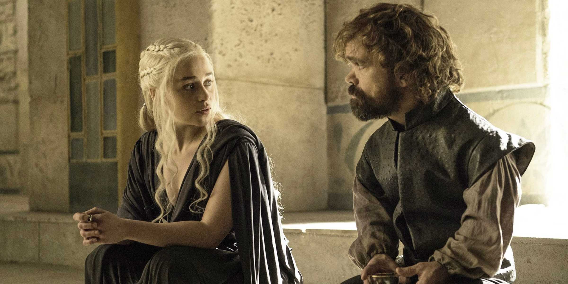 Daenerys Targaryen conversando com Tyrion Lannister em Game of Thrones.