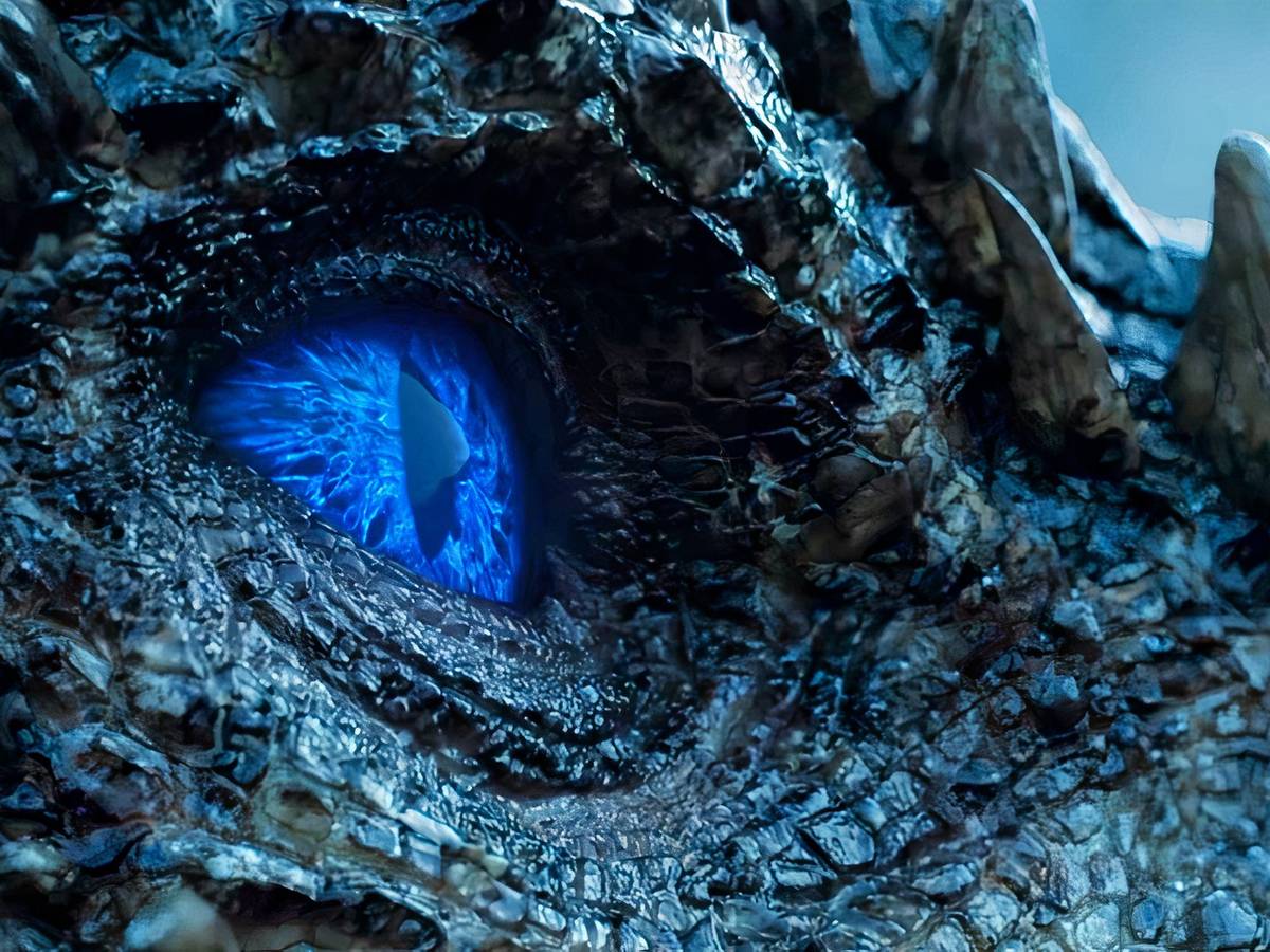 Mesa de jogo com cinco jogadores disputando rodada de cartas inspirada em Westeros, clima de intriga e blefe