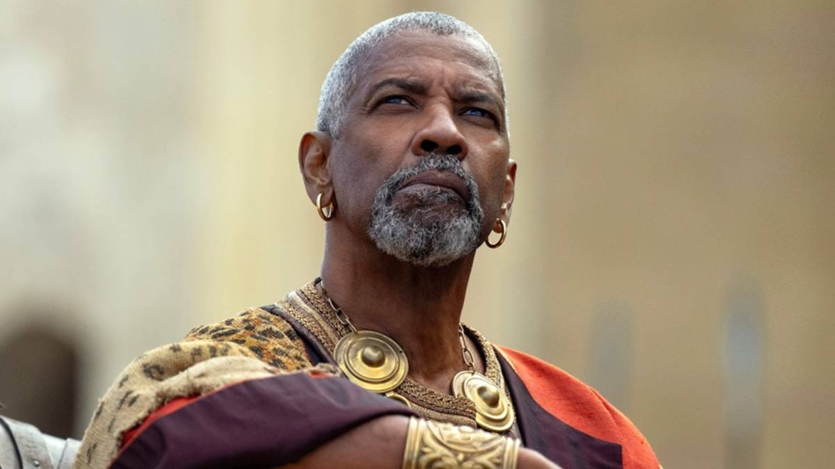 Antoine Fuqua dirigindo no set ao lado de Denzel Washington, foto de bastidores em produção de grande escala
