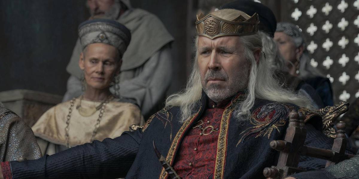 O Rei Viserys governa pacificamente em Westeros em House of the Dragon.