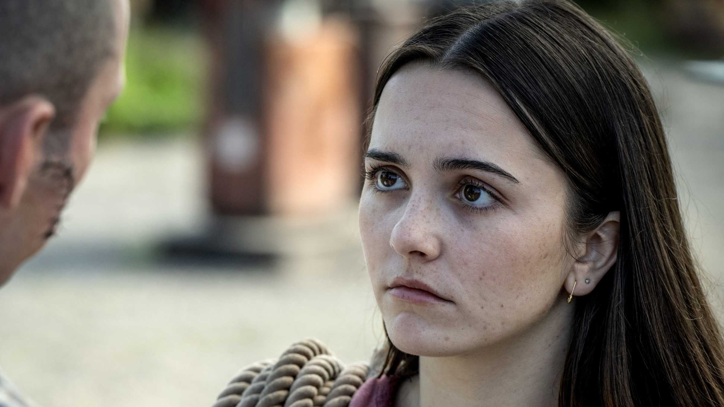 Hannah Cheramy como Julie olhando para AJ Simmons como Randall na 4ª temporada