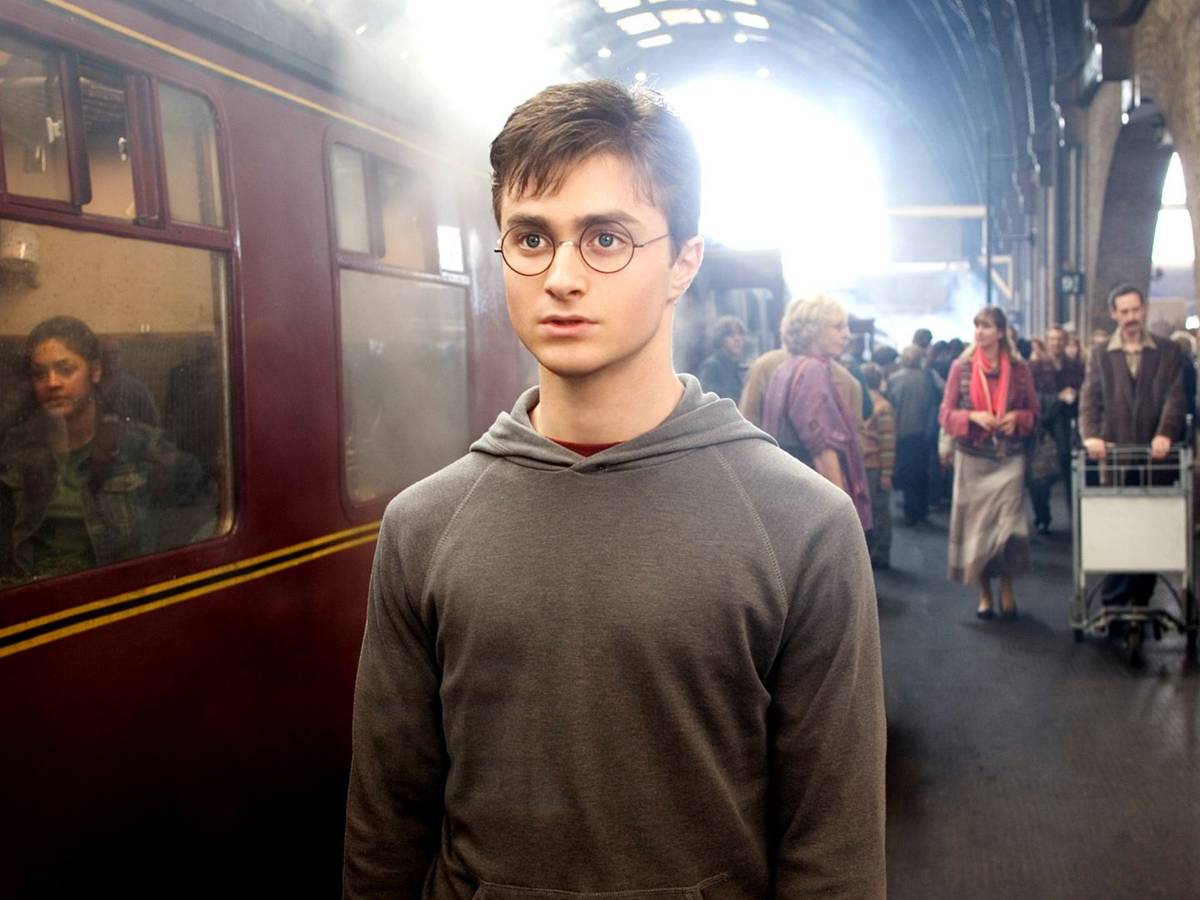 Cena de Harry, Rony e Hermione no Salão Principal de Hogwarts em Harry Potter e a Pedra Filosofal