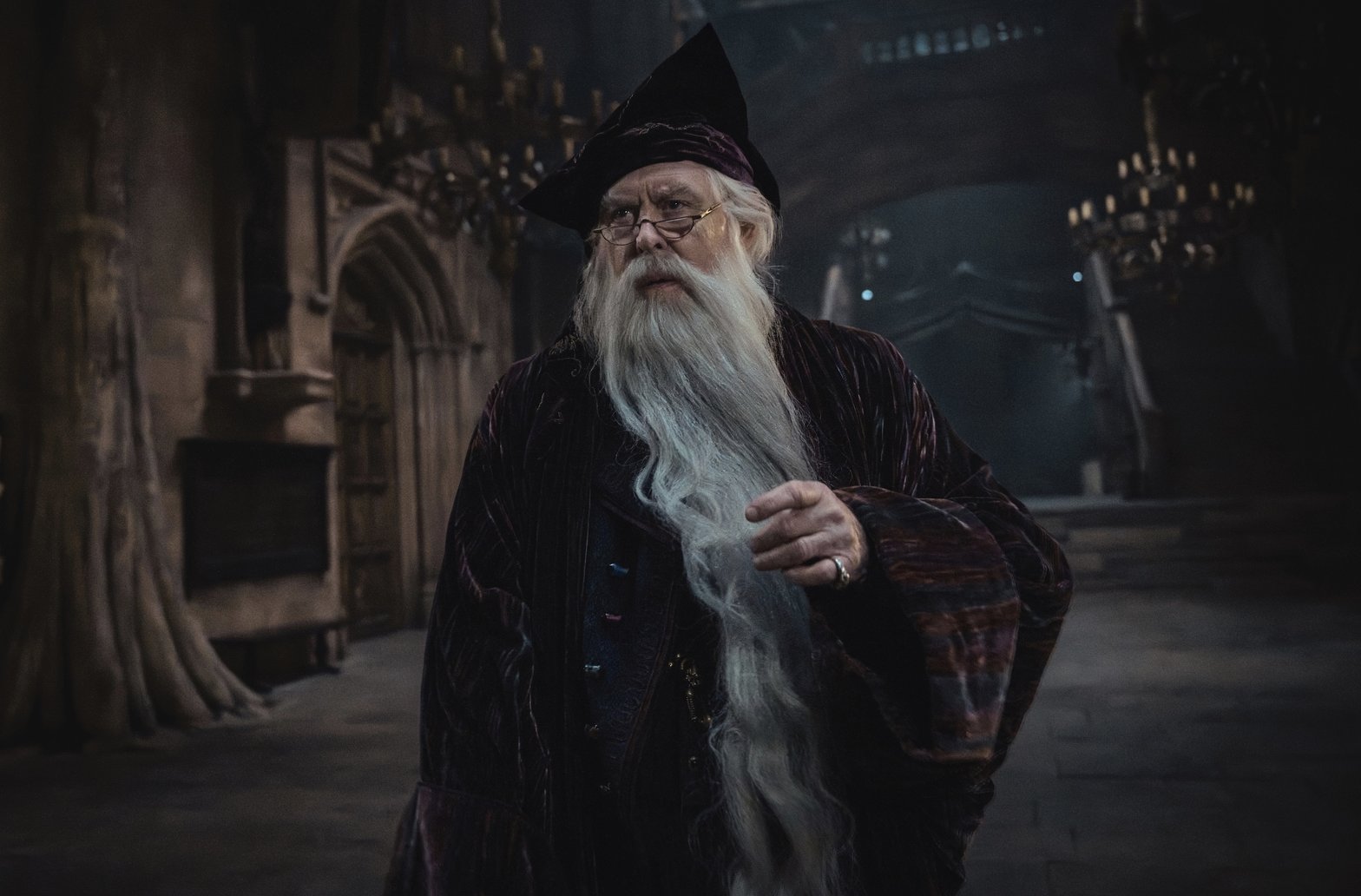 Foto oficial do elenco jovem da nova série de Harry Potter com destaque para Dominic McLaughlin