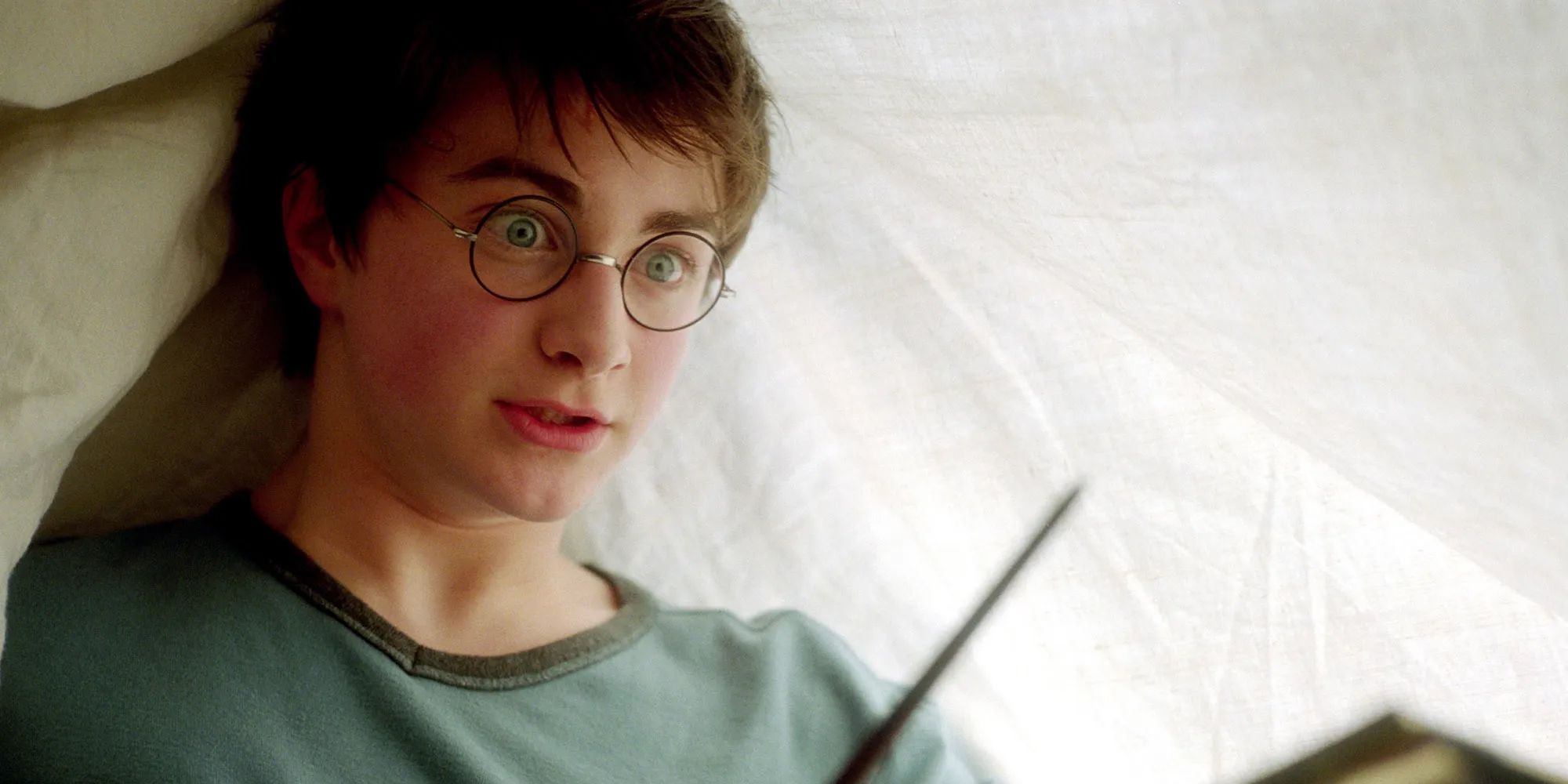 Jovem personagem em ritual de magia com luz brilhante