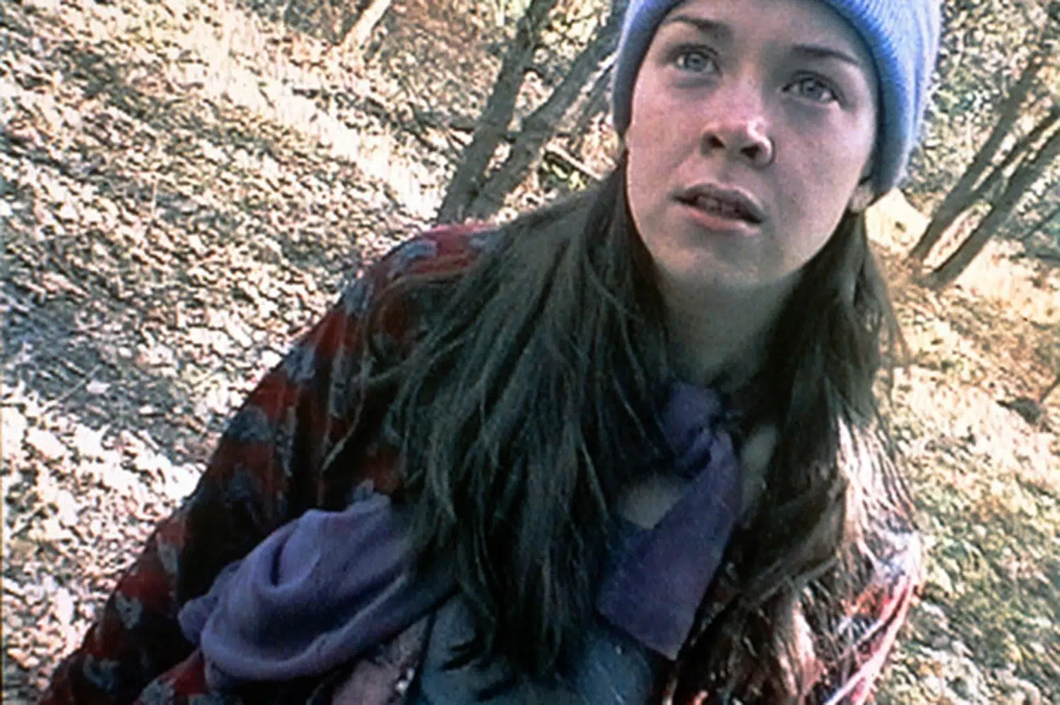 Bastidores de filme de terror na floresta, com equipe de câmera e clima de found footage