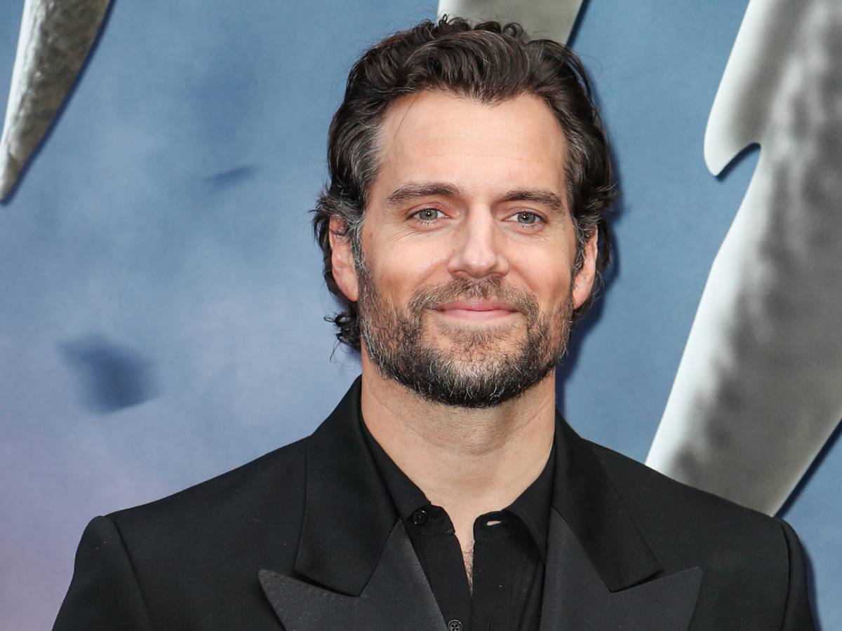 Henry Cavill em treinamento de espada para Highlander, foto de bastidores ou arte conceitual com visual de fantasia urbana