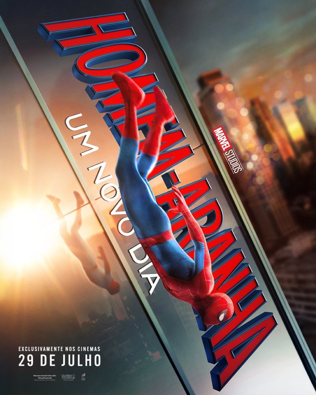 Tom Holland caracterizado como Homem-Aranha em bastidores de filmagem, equipe técnica ao fundo e clima de set fechado