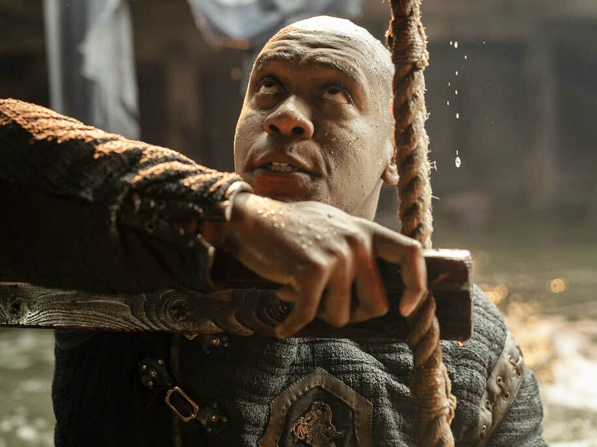 Trono de Ferro em destaque com personagens de Game of Thrones ao redor, imagem promocional da HBO