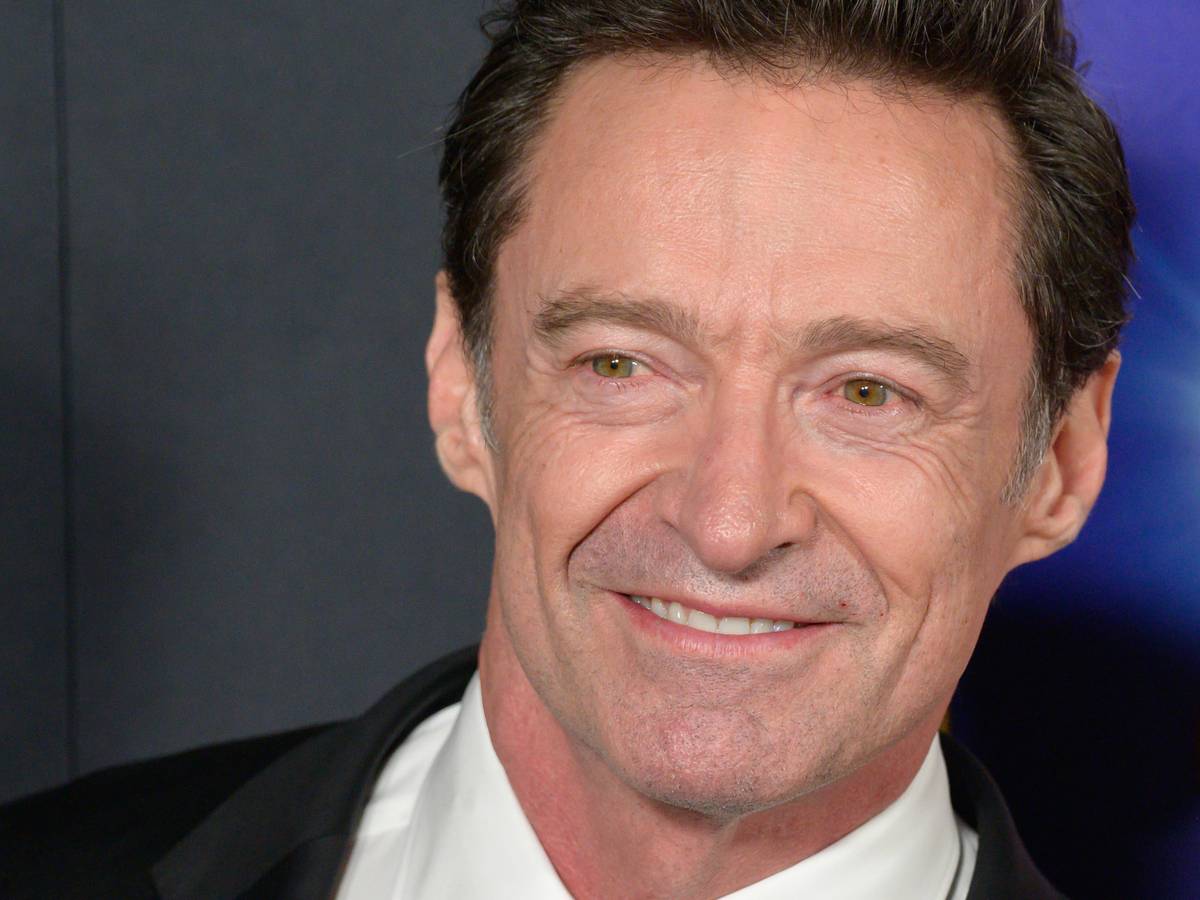 Jodie Comer e Hugh Jackman em cena intimista e tensa de A Morte de Robin Hood