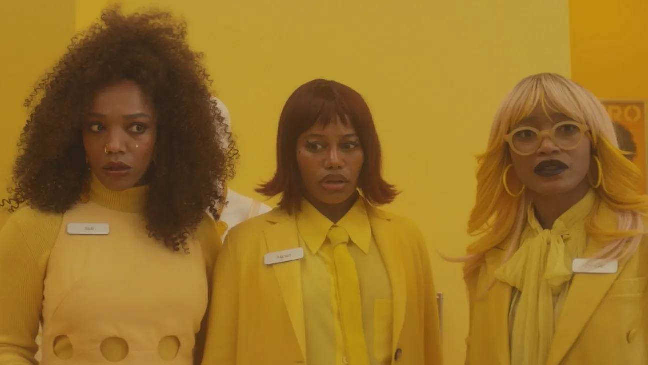 Keke Palmer e Demi Moore em cena de confronto em ambiente ligado ao mundo da moda em I Love Boosters