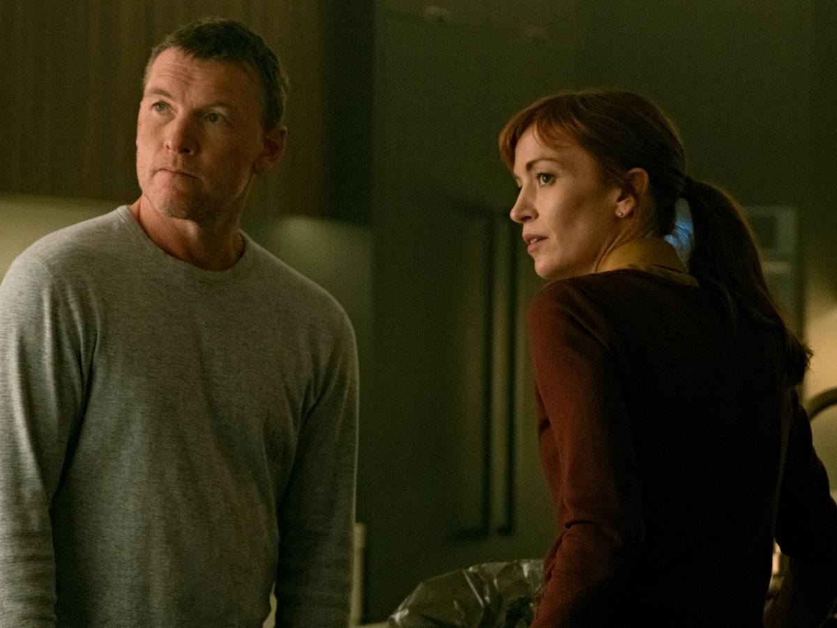 Pôster oficial da minissérie Eu Vou te Encontrar da Netflix, com Sam Worthington em destaque
