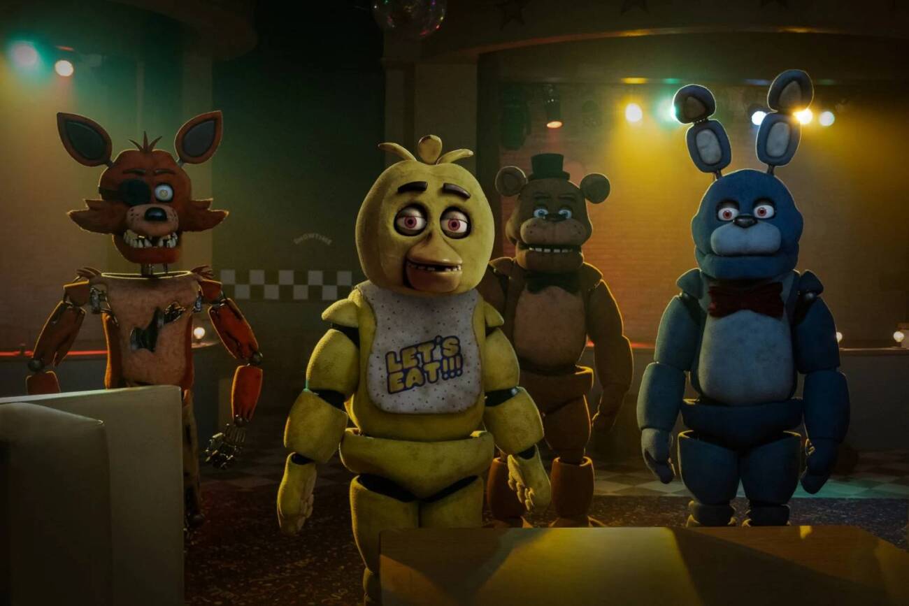 Emma Tammi dirigindo no set de Five Nights at Freddy’s, com monitor e animatrônico ao fundo