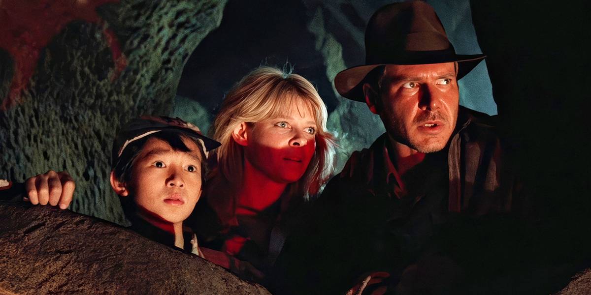 Ke Huy Quan, Kate Capshaw e Harrison Ford assistem Mola Ram de Amrish Puri nas cavernas de Indiana Jones e o Templo da Perdição.