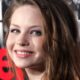 Daveigh Chase: Causa oficial corrige versão inicial