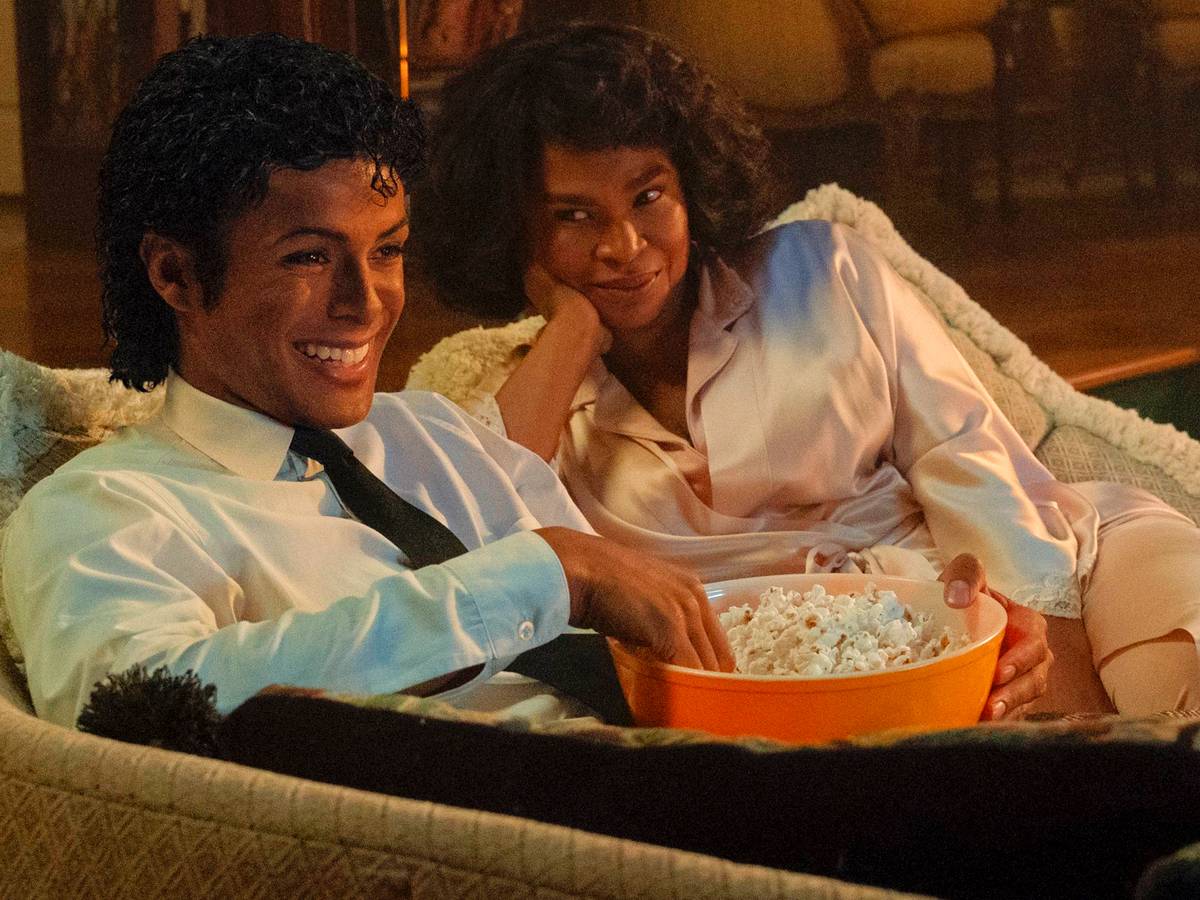 Jaafar Jackson em cena de apresentação no palco em Michael, com figurino inspirado em show clássico