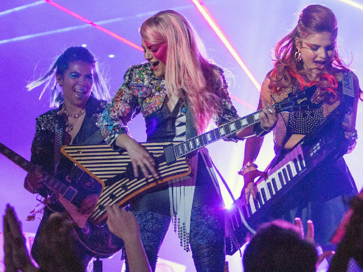 Ilustração inspirada em palco neon com Jem cantando e The Misfits ao fundo em clima de rivalidade