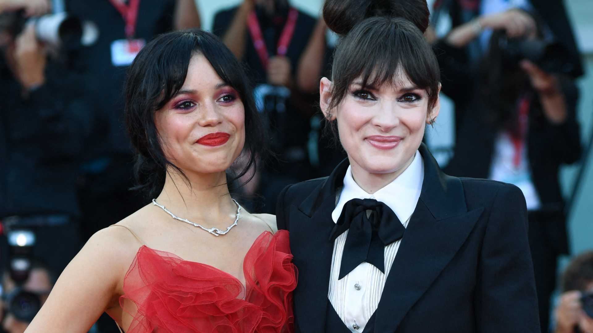 Jenna Ortega e Winona Ryder posam no tapete vermelho