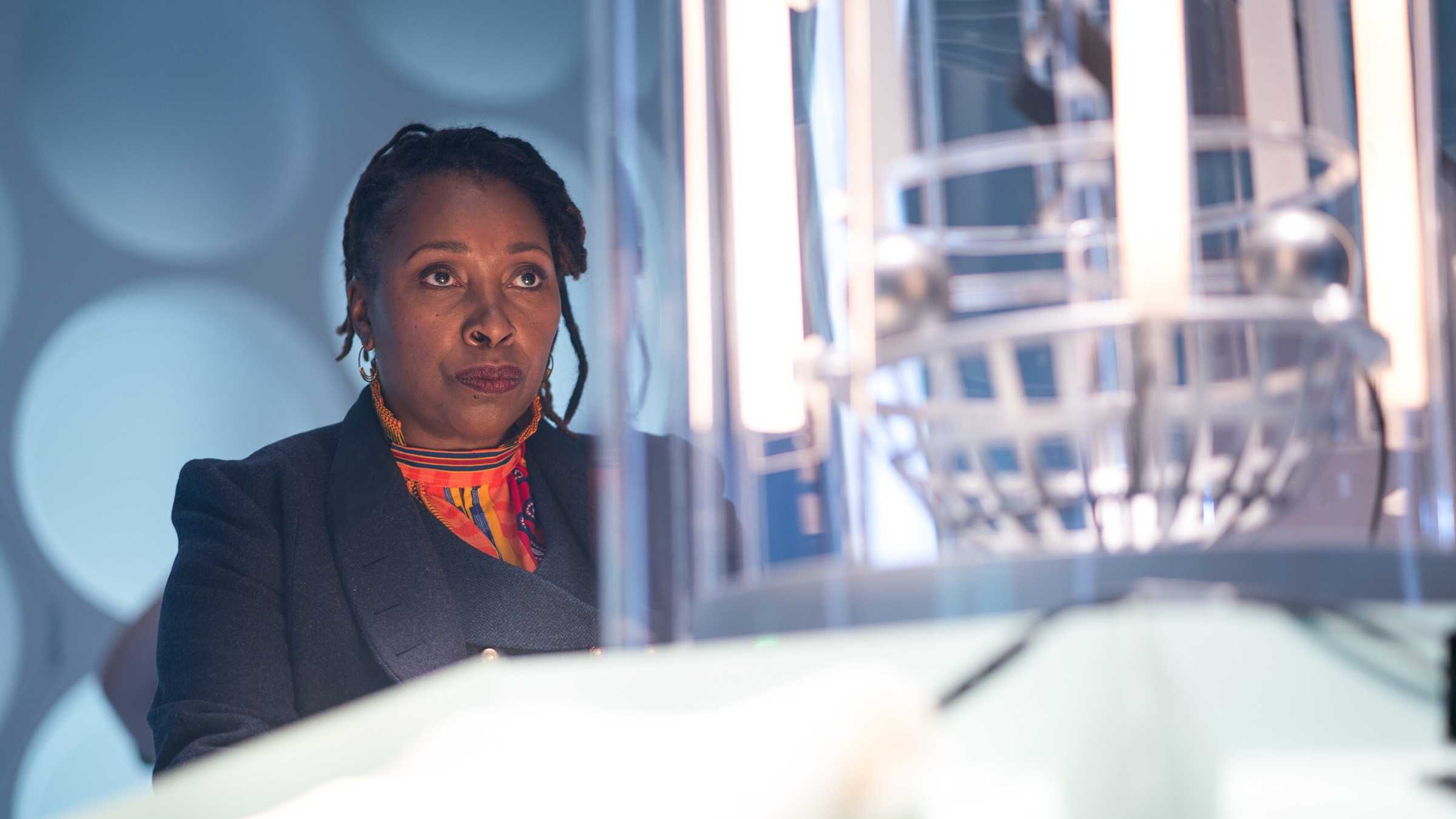 Jo Martin como a Doutora Fugitiva em Doctor Who