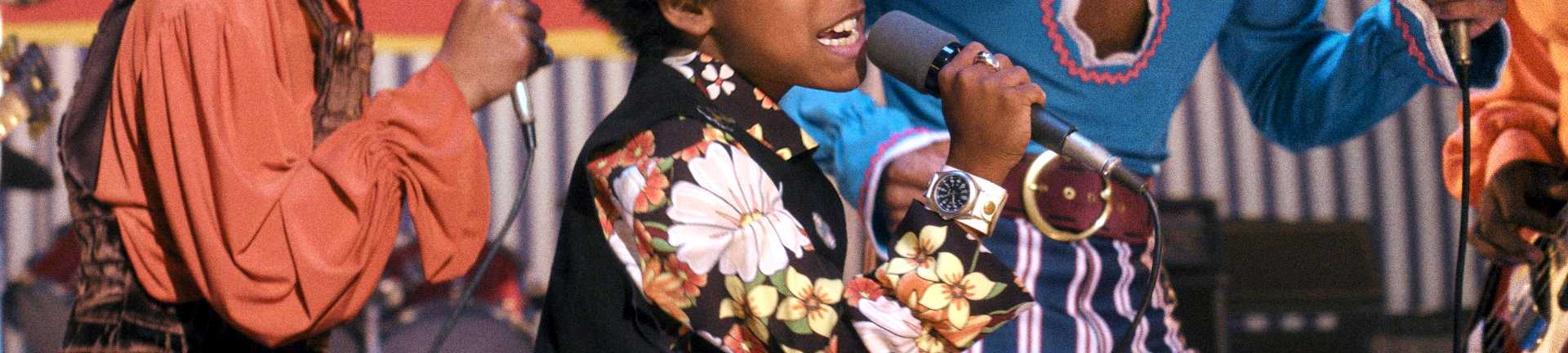 Juliano Krue Valdi como Michael Jackson cantando como parte do Jackson 5 em Michael 2026
