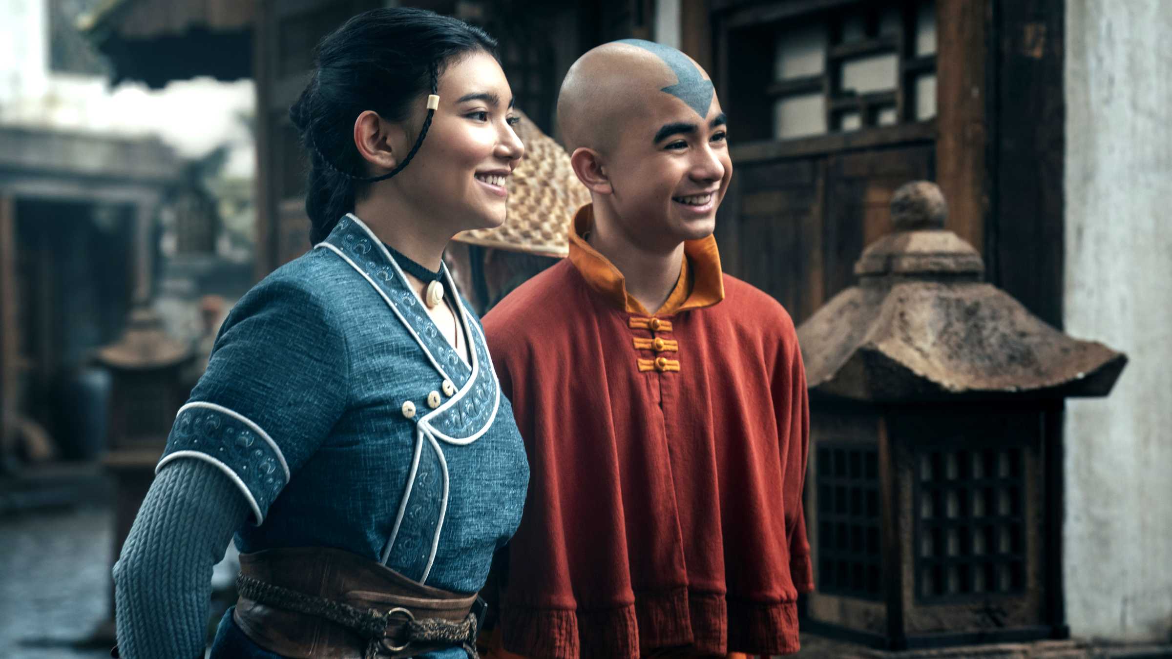 Katara de Kiawentiio e Aang de Gordon Cormier sorrindo e lado a lado em Avatar: The Last Airbender temporada 2