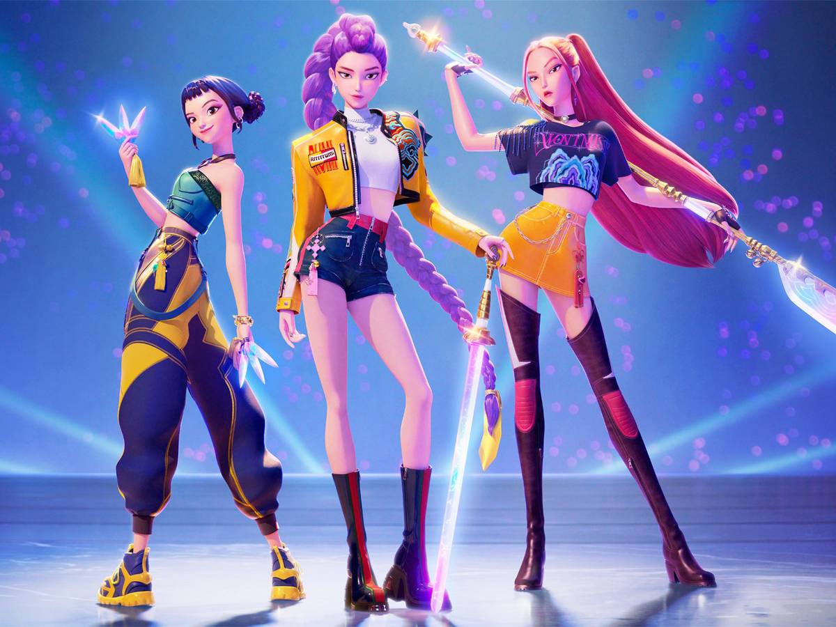 Trio Huntrix em cena do filme Guerreiras do K-Pop, com figurinos de palco e efeitos sobrenaturais