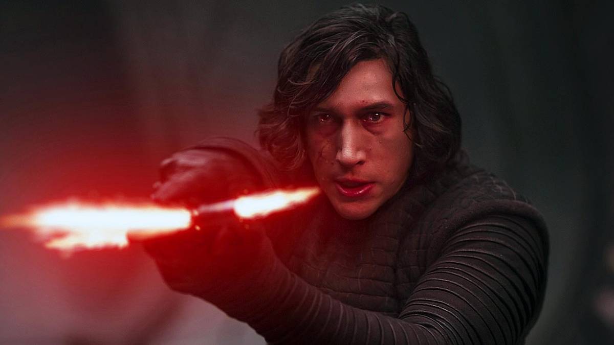 Daisy Ridley como Rey em cena de Star Wars: O Despertar da Força, segurando o sabre de luz