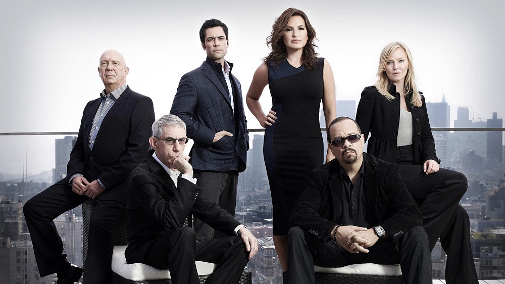 Elenco de franquias de Dick Wolf em montagem promocional da NBC com destaque para Law & Order