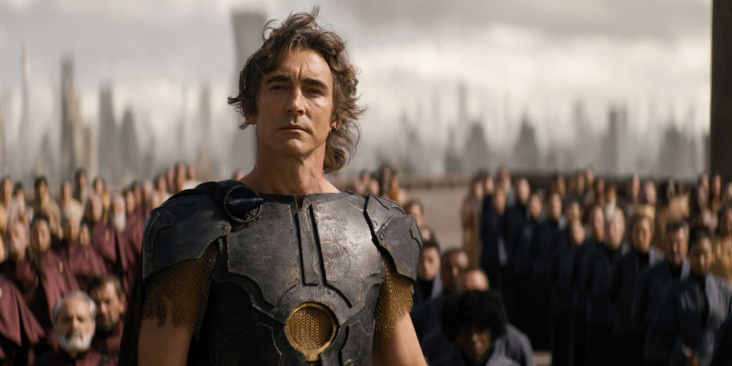 Lee Pace com expressão convencida na temporada 3 de Foundation